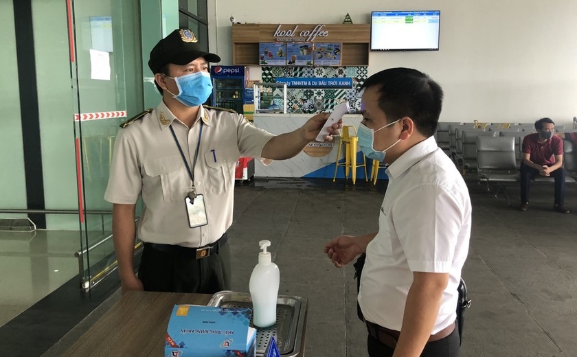 Bình Định tiếp tục duy trì chốt kiểm tra y tế tại sân bay Phù Cát.