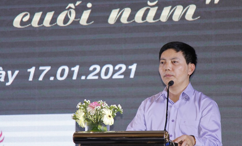 Nhà báo Trần Đức Vinh đánh giá cao sự nỗ lực của toàn thể cán bộ, phóng viên, cộng tác viên Văn phòng đại diện Báo PLVN tại Khánh Hòa.