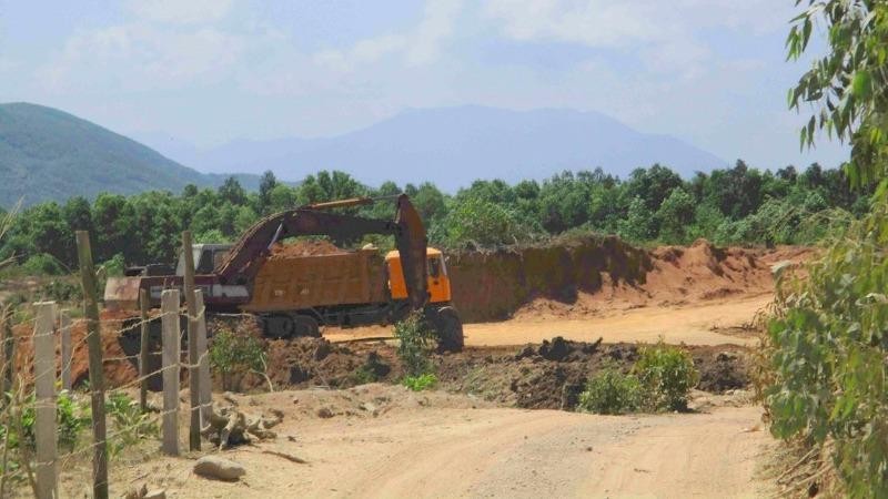 Khu vực Công ty TNHH Thanh Huy khai thác đất không phép tại núi Hòn Ách.