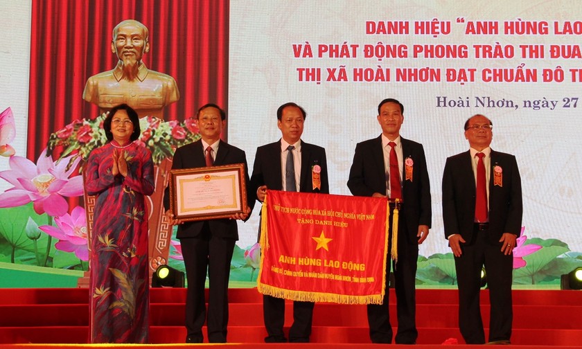 Phó Chủ tịch nước Đặng Thị Ngọc Thịnh trao danh hiệu Anh hùng lao động thời kỳ đổi mới cho thị xã Hoài Nhơn.