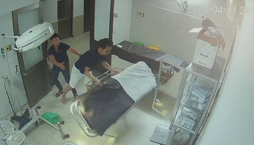 Camera ghi lại hình ảnh Nhất đạp đổ giường và thiết bị y tế khác trong phòng bệnh nhân.