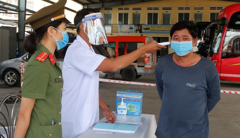 Kiểm tra thân nhiệt hành khách từ vùng có dịch về TP Quy Nhơn. Ảnh: Sở Y tế Bình Định.