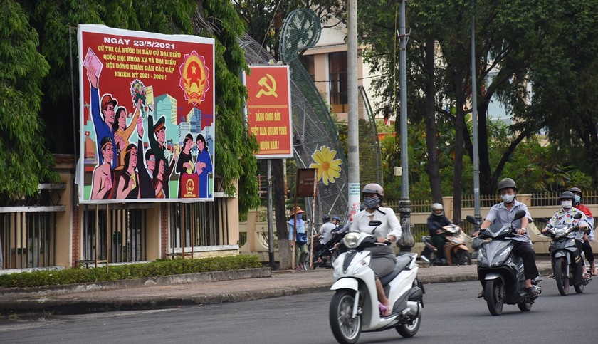 Pa nô tuyên truyền lớn về bầu cử được lắp đặt trên các góc ngã tư ở đô thị trung tâm TP Kon Tum.