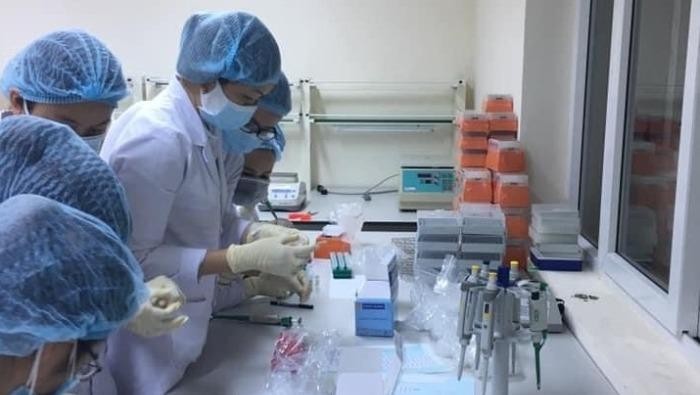 Nhân viên y tế Viện Sốt rét - Ký sinh trùng - Côn trùng Quy Nhơn xét nghiệm mẫu bệnh phẩm COVID-19. Ảnh: Sở Y tế tỉnh Bình Định.
