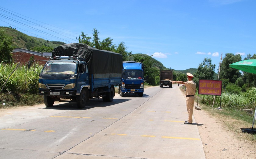 Chốt kiểm soát dịch COVID-19 trên quốc lộ 19C ở huyện Vân Canh (tỉnh Bình Định).