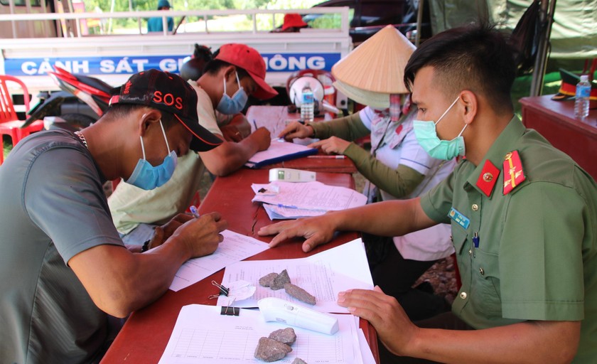 Lực lượng chức năng Bình Định hướng dẫn khai báo y tế.