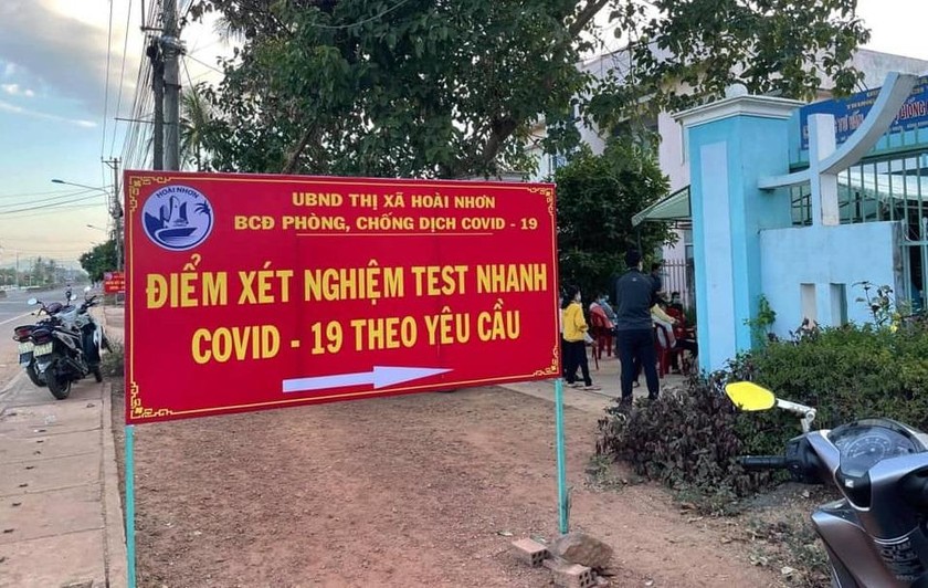 Một điểm xét nghiệm test nhanh COVID-19 ở thị xã Hoài Nhơn.