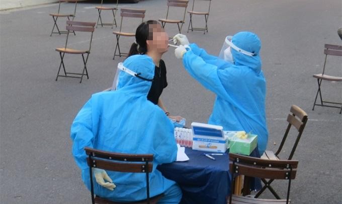 Lấy mẫu xét nghiệm COVID-19 ở Khánh Hòa. Ảnh: Sở Y tế Khánh Hòa.