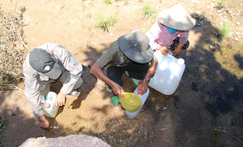 Người dân làng Canh Lãnh lấy nước ở suối Diếp về sử dụng.
