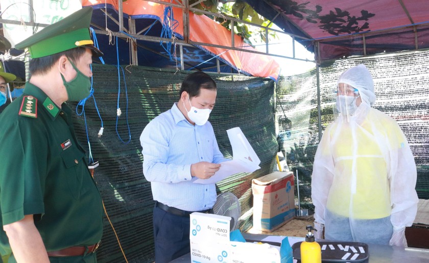 Chủ tịch UBND tỉnh Bình Định Nguyễn Phi Long (giữa) kiểm tra công tác phòng, chống dịch. Ảnh: Tiểu ban tuyên truyền phòng, chống dịch COVID-19 Bình Định.