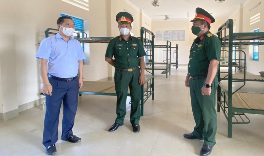 Chủ tịch UBND tỉnh Bình Định Nguyễn Phi Long (trái) kiểm tra một khu cách ly tập trung. Ảnh: Tiểu ban tuyên truyền phòng, chống dịch COVID-19 Bình Định.