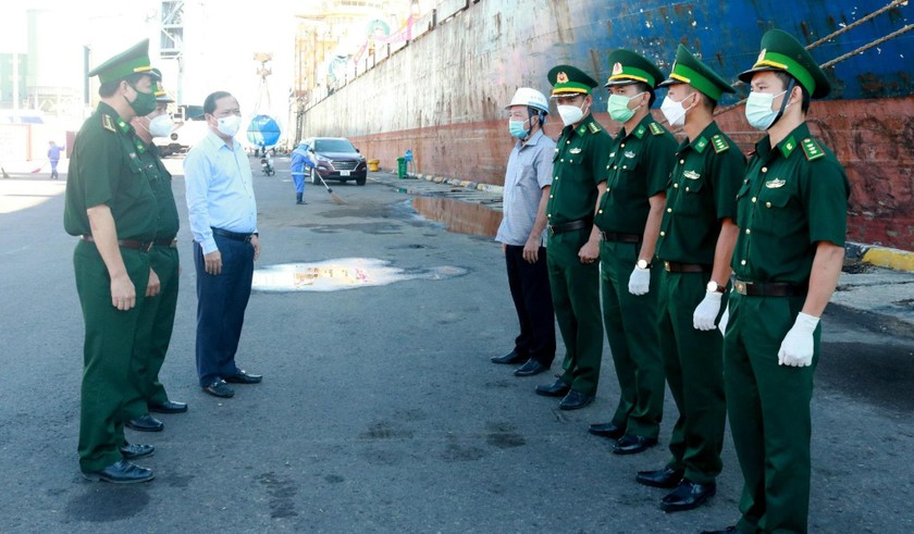 Chủ tịch UBND tỉnh Bình Định Nguyễn Phi Long (thứ 3 từ trái qua) kiểm tra công tác phòng, chống dịch COVID-19. Ảnh: Tiểu ban tuyên truyền phòng, chống dịch COVID-19.