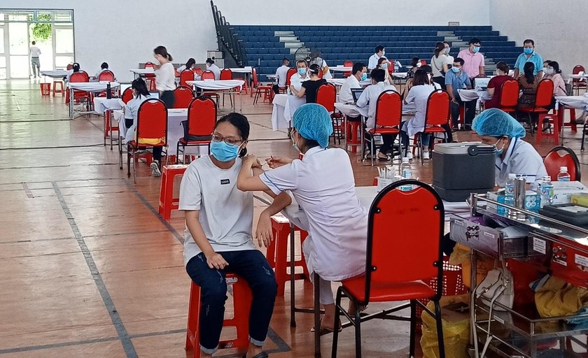 Nhân viên y tế Bình Định tiêm vaccine phòng COVID-19 cho người dân.