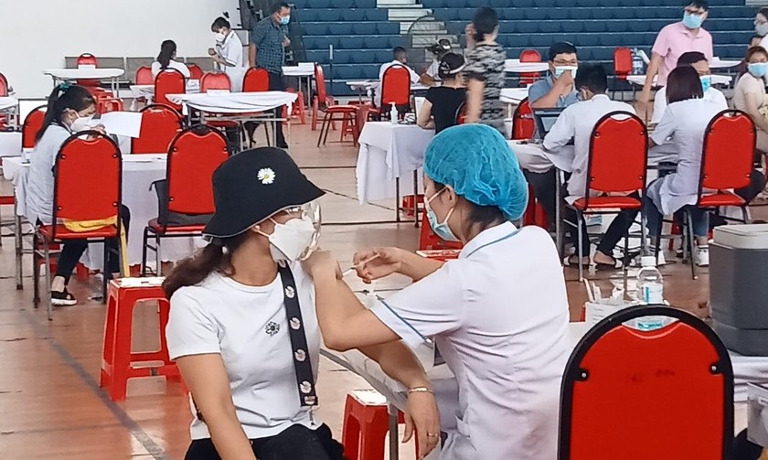 Tiêm vaccine ngừa COVID-19 ở Bình Định.