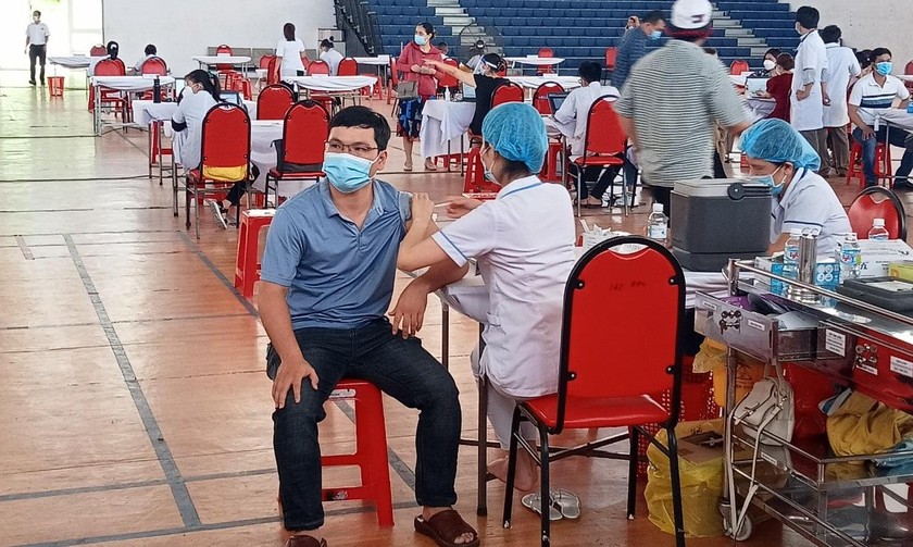Người dân Bình Định tiêm vaccine phòng COVID-19.