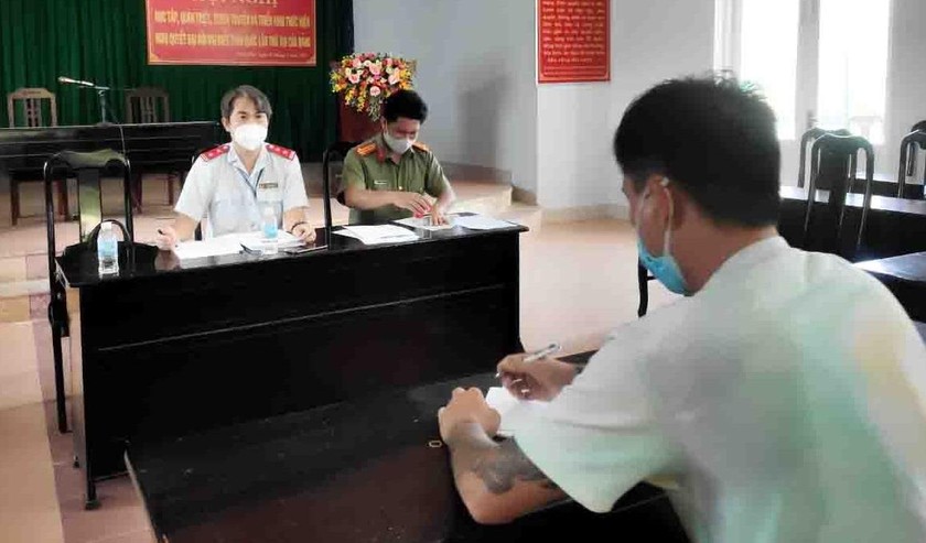 Cơ quan chức năng làm việc với người đăng thông tin xúc phạm lực lượng làm nhiệm vụ phòng, chống dịch COVID-19 ở thị xã Ninh Hòa. Ảnh: Báo Khánh Hòa.