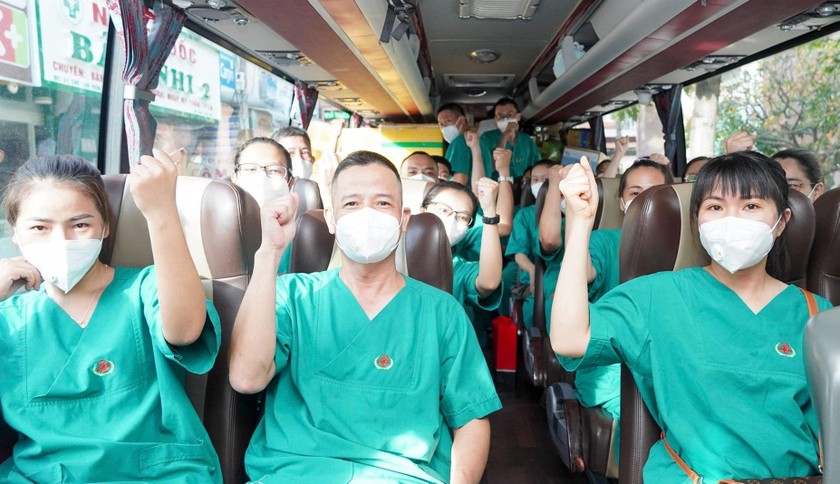 Đoàn y, bác sĩ Bệnh viện Phong - Da liễu Trung ương Quy Hòa lên đường tham gia chống dịch COVID-19 tại TP HCM.