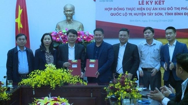 Lễ ký kết hợp đồng thực hiện dự án Khu đô thị phía Nam quốc lộ 19. Ảnh: Trang TTĐT UBND huyện Tây Sơn.