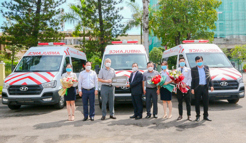 Ông Lê Hồng Việt (thứ 5 từ phải qua) trao tặng xe cứu thương cho Giám đốc Sở Y tế tỉnh Bình Định Lê Quang Hùng (thứ 3 từ trái qua).