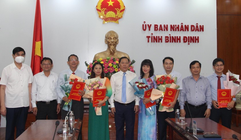 Lãnh đạo UBND tỉnh Bình Định tặng hoa chúc mừng các đồng chí vừa được bổ nhiệm.