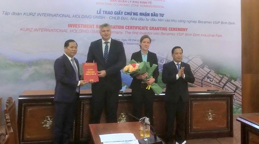 Ông Nguyễn Phi Long (trái) trao giấy chứng nhận đăng ký đầu tư cho đại diện Tập đoàn Kurz.