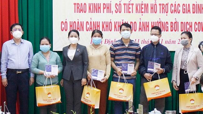 Lãnh đạo tỉnh Bình Định trao sổ tiết kiệm cho các gia đình có người tử vong do nhiễm COVID-19. Ảnh: Anh Phương