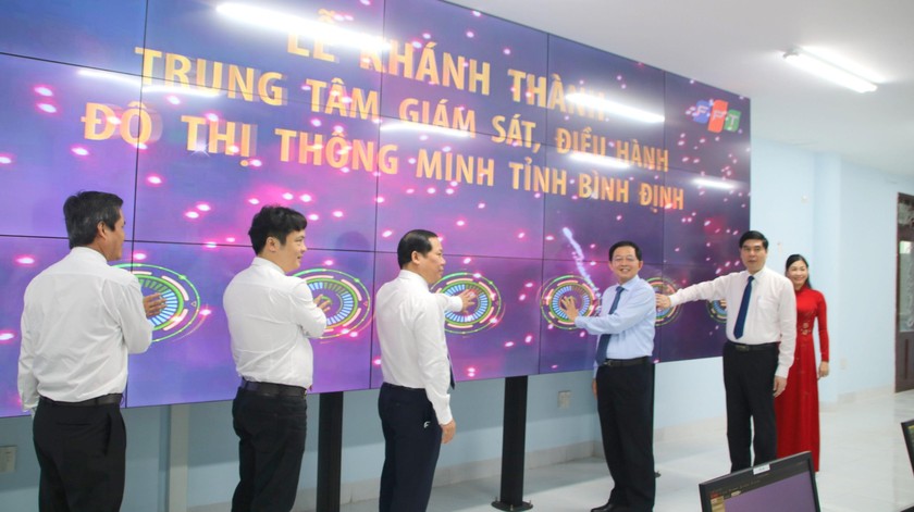 Đại biểu nhấn nút khai trương Trung tâm IOC tỉnh Bình Định.