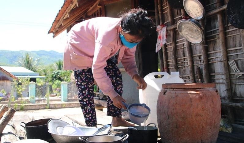Vào mùa nắng nóng, người dân nhiều địa phương ở Bình Định thường xuyên thiếu nước sinh hoạt.