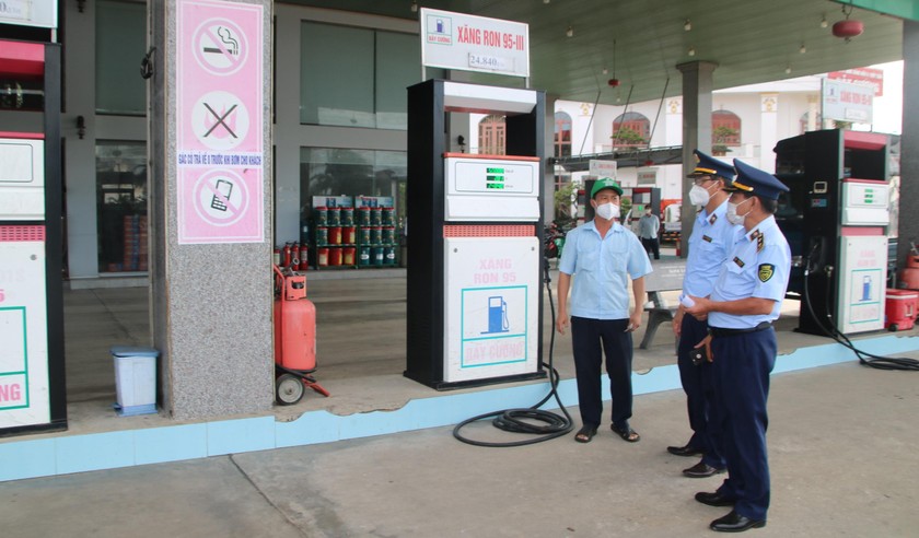 Lực lượng Quản lý thị trường tỉnh Bình Định kiểm tra cửa hàng kinh doanh xăng dầu trên địa bàn.