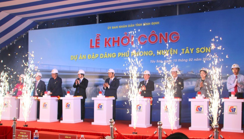 Chủ tịch nước Nguyễn Xuân Phúc cùng các đồng chí lãnh đạo các cơ quan, bộ, ngành Trung ương và tỉnh Bình Định thực hiện nghi thức khởi công dự án Đập dâng Phú Phong.