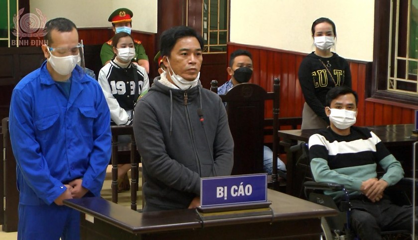 Các bị cáo Khoa, Định, Thiên (từ trái qua phải) tại phiên tòa xét xử. Ảnh: congan.binhdinh.gov.vn.