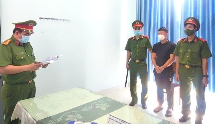 Lực lượng công an thi hành lệnh bắt tạm giam đối với Lê Văn Chức. 