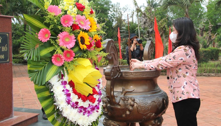 Phó Chủ tịch nước Võ Thị Ánh Xuân dâng hoa, dâng hương tại Đền thờ chí sĩ Tăng Bạt Hổ.