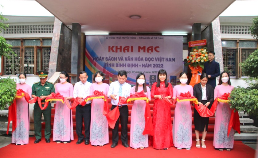 Đại biểu cắt băng khai mạc Ngày sách và Văn hóa đọc Việt Nam - tỉnh Bình Định năm 2022.