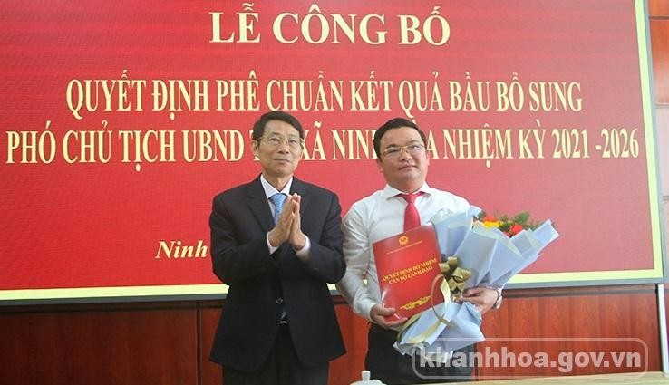 Ông Đinh Văn Thiệu trao quyết định phê chuẩn cho ông Lê Minh Tâm. Ảnh: khanhhoa.gov.vn.
