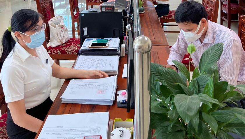 Công chức bộ phận tuyên truyền ngành Thuế tỉnh Bình Định hỗ trợ người nộp thuế.