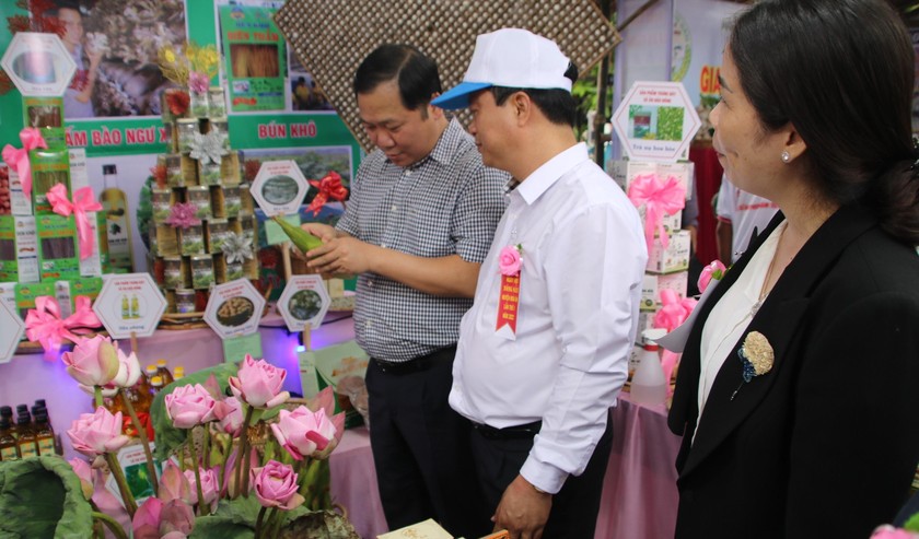 Chủ tịch UBND tỉnh Bình Định Nguyễn Phi Long (trái) và Phó Chủ tịch Thường trực UBND tỉnh Bình Định Nguyễn Tuấn Thanh (giữa) tham quan các gian hàng trưng bày sản phẩm.