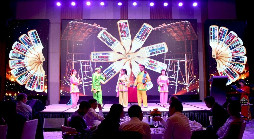 Tiết mục hát bài chòi do các nghệ nhân Bình Định biểu diễn tại chương trình Gala Dinner được UBND tỉnh Bình Định tổ chức vào tối 12/5. Chương trình nằm trong khuôn khổ sự kiện “Gặp gỡ Hàn Quốc năm 2022”.