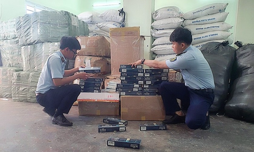 Lực lượng QLTT Phú Yên tạm giữ 1.300 bao thuốc lá điếu nghi nhập lậu.
