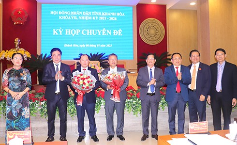 Lãnh đạo tỉnh Khánh Hòa tặng hoa cho ông Tuấn (thứ 3 từ trái qua) và ông Nam (thứ 4 từ trái qua). Ảnh: Báo Khánh Hòa.