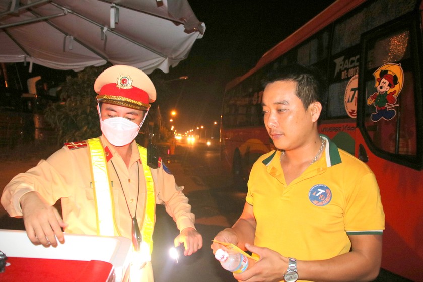 Lực lượng CSGT Bình Định tặng khăn lạnh, nước giải khát cho tài xế Nguyễn Văn Dũng.