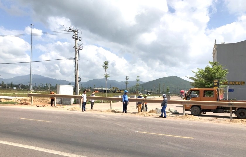 Ngành chức năng đóng một điểm đấu nối trái phép ra quốc lộ 1 ở thị xã An Nhơn.