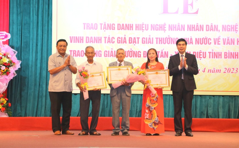 Lãnh đạo tỉnh Bình Định tặng hoa và Bằng chứng nhận danh hiệu NNND cho 3 nghệ nhân.