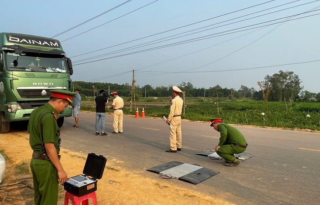 Công an huyện Phù Mỹ lập chốt để kiểm tra tải trọng xe tại tuyến đường liên huyện đoạn qua xã Mỹ Trinh (ảnh: Báo Bình Định).