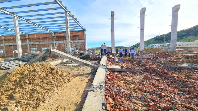 Hiện trường vụ sập tường khiến 5 người chết tại Khu công nghiệp Nhơn Hòa (ảnh: Trương Định).