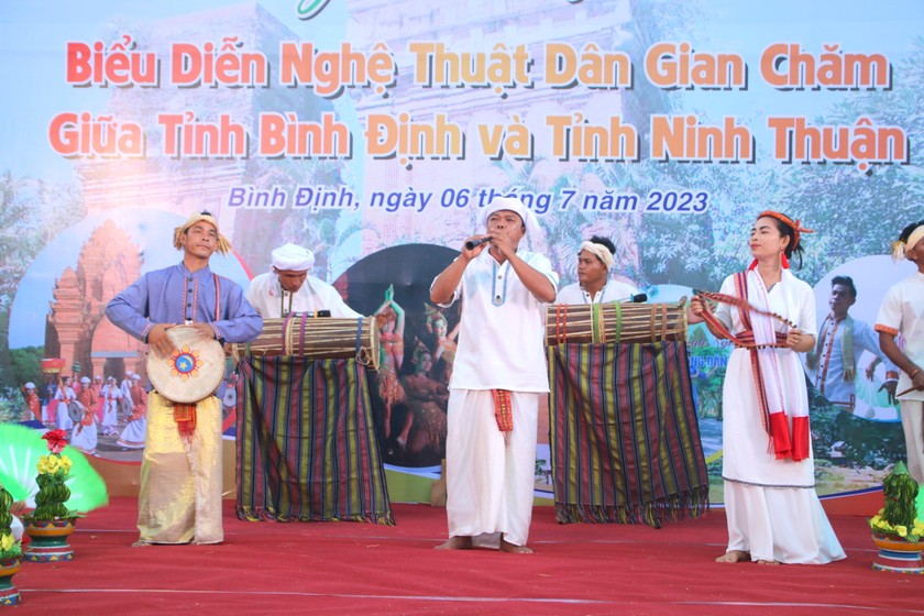 Tiết mục hòa tấu nhạc cụ dân tộc Chăm của đoàn nghệ thuật văn hóa dân gian Chăm tỉnh Ninh Thuận.