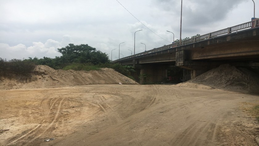 Bắc Giang: Bãi tập kết vật liệu xây dựng, than trái phép hoạt động tại chân cầu Lục Nam .