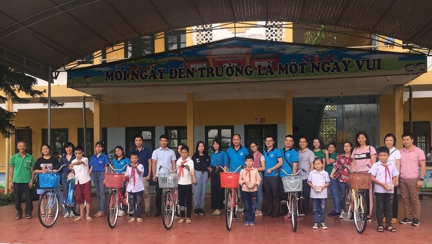 Đoàn tình nguyện thăm và tặng quà cho các em học sinh có hoàn cảnh đặc biệt khó khăn, có thành tích học tập tốt trên địa bàn xã Tràng Xá, huyện Võ Nhai, tỉnh Thái Nguyên.