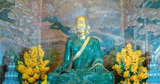 An vị tôn tượng Phật hoàng Trần Nhân Tông bằng ngọc tại chùa Phúc Sơn