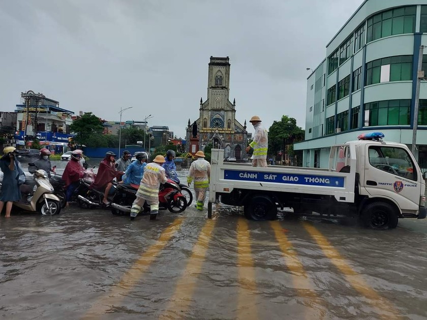 Nhiều đường TP Nam Định ngập do mưa lớn 